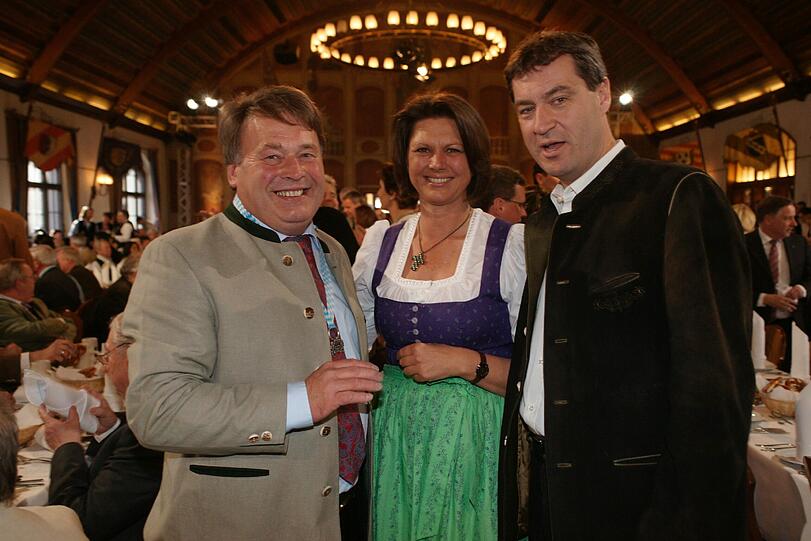 Django schenkt ein: Die besten Bilder vom Politikerderblecken beim Maibock-Anstich im Hofbräuhaus.