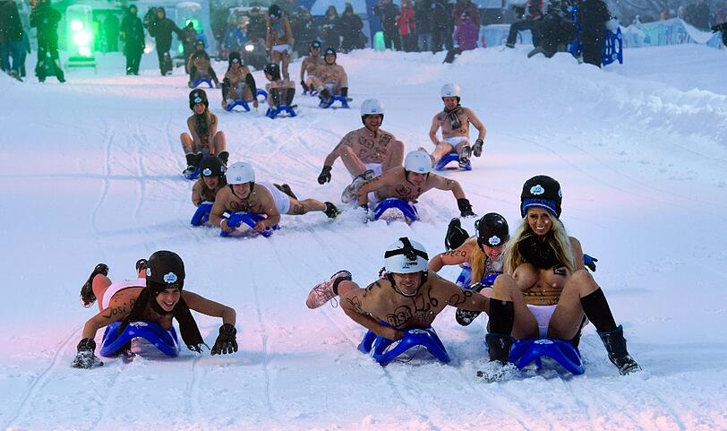 Schnelle Kurven, rasante Fahrten und tiefe Einblicke. Die Bilder von der irren Nackt-Rodel-Gaudi in Altenberg.