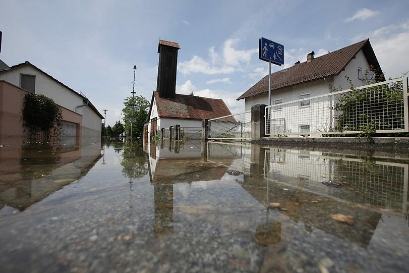 In dieser Spielstraße im Deggendorfer Stadtteil Fischerdorf sind allenfalls noch Wasserspiele möglich.