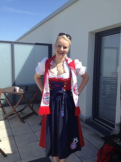 Bei Sabrina muss es Liebe sein: Die Münchnerin hat sich für das Finale Dahoam extra ein FC-Bayern-Dirndl genäht.