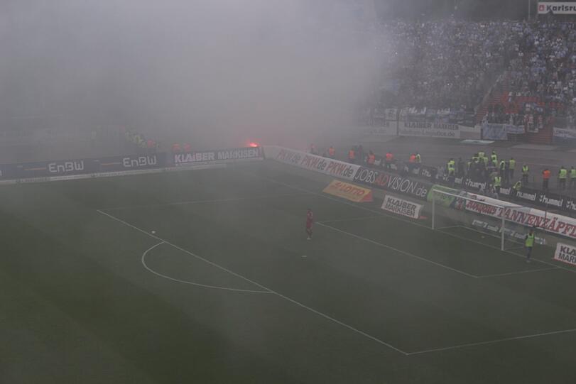 Die Bilder von der Pyro-Show der Löwen-Fans in Karlsruhe