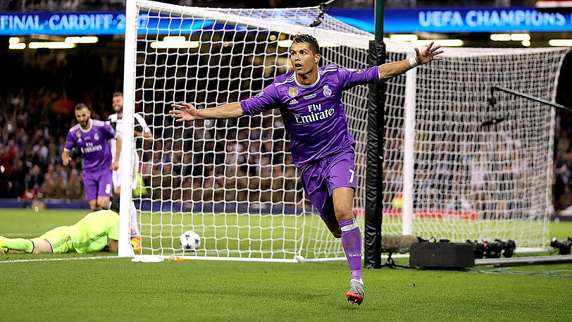 Stürmer - Cristiano Ronaldo: ... Cristiano Ronaldo von Real Madrid. Der Portugiese konnte zuletzt den Champions-League-Titel verteidigen. Ein Novum in der Geschichte des Turniers.