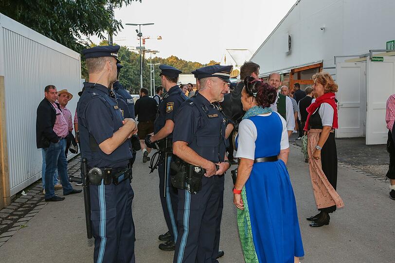 Die AZ hat die Polizisten der Wiesnwache für einen Tag begleitet: Wegerklärungen, "Kotzhügel"-Besuche, Festnahmen und einiges mehr - klicken Sie sich durch die Bilderstrecke.