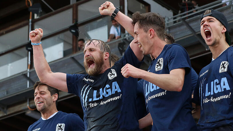 Endlich Aufsteiger: Was Bierofka mit den Löwen als Spieler jahrelang in der 2. Liga nicht gelingt, schafft er als Trainer mit dem TSV 1860 im Mai 2018 - er steigt mit den Giesingern auf. Nach nur einem Jahr führt er die Sechzger in die Dritte Liga. Und feiert dann ausgelassen mit Spielern und Fans im Grünwalder Stadion.