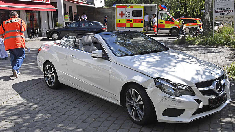 Der Mercedes ist mitten in der Metzgerei gelandet, der Sachschaden ist enorm.