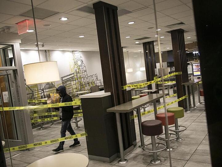 Wie hier in Brooklyn sind auch hierzulande die McDonald's-Restaurant verwaist. Die Mitarbeiter können jetzt bei Aldi aushelfen.