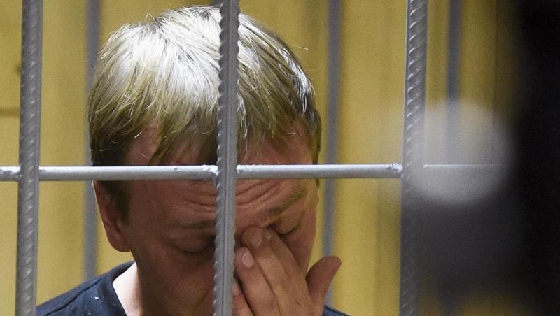 Iwan Golunow in einer Zelle im Gerichtssaal. Der renommierte Reporter ist wieder frei und wird nicht angeklagt. Iwan Golunow in einer Zelle im Gerichtssaal. Der renommierte Reporter ist wieder frei und wird nicht angeklagt.