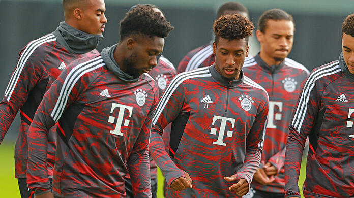 Kingsley Coman (r.) am Montag im Bayern-Training.