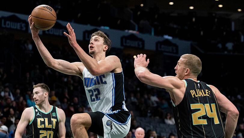 Franz Wagner (am Ball) setzte sich mit den Orlando Magic bei den Charlotte Hornets durch.