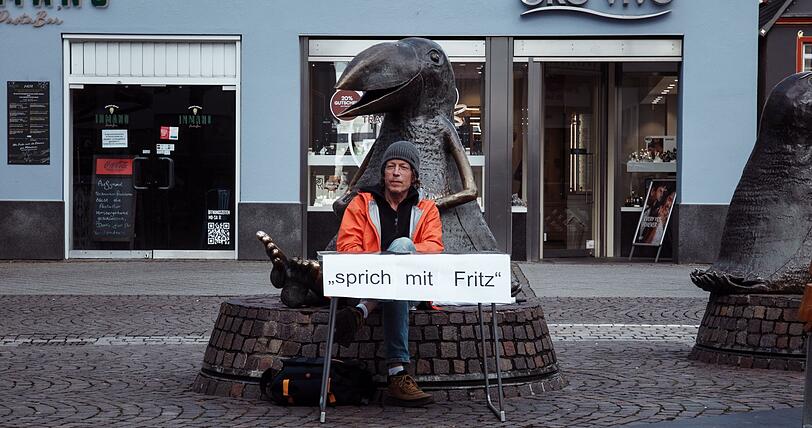 W&auml;hrend der Pandemie begann Fritz D&uuml;ker auf einem Platz in Offenburg gegen die Ma&szlig;nahmen zu protestieren.