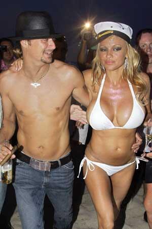 Sommer 2006: Das Pamela ihre Kurven nicht gern unter viel Kleidung versteckt wissen wir bereits, doch bei ihrer Blitzhochzeit mit Kid Rock trieb sie es auf die Spitze: Sie heiratete den Musiker in einem winzigen Bikini und tonnenweise Glitzerspray auf ihrem Körper. Auf der Rückseite ihres Tangahöschens prangte zusätzlich eine Strass-Applikation mit den Worten "Just Married". Die Ehe hielt nur fünf Monate.