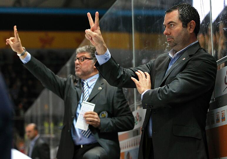 Zwei Männer, eine Geste: EHC-Trainer Pat Cortina (l.) und Manager Christian Winkler.