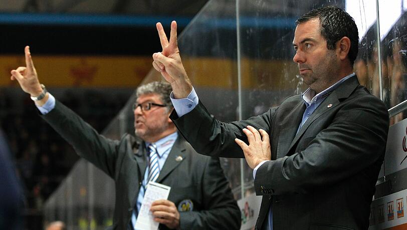 Zwei Männer, eine Geste: EHC-Trainer Pat Cortina (l.) und Manager Christian Winkler. Zwei Männer, eine Geste: EHC-Trainer Pat Cortina (l.) und Manager Christian Winkler.