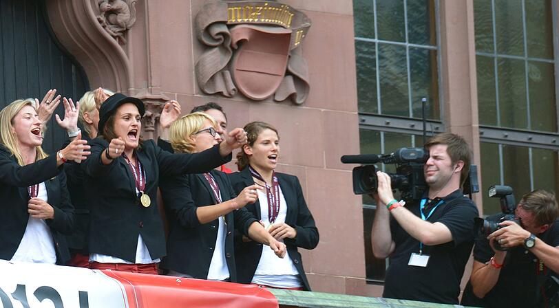 So schön jubelte die Frauenfußball-Nationalmannschaft auf dem Balkon des Frankfurter Römer. Klicken Sie durch die Bilderstrecke!