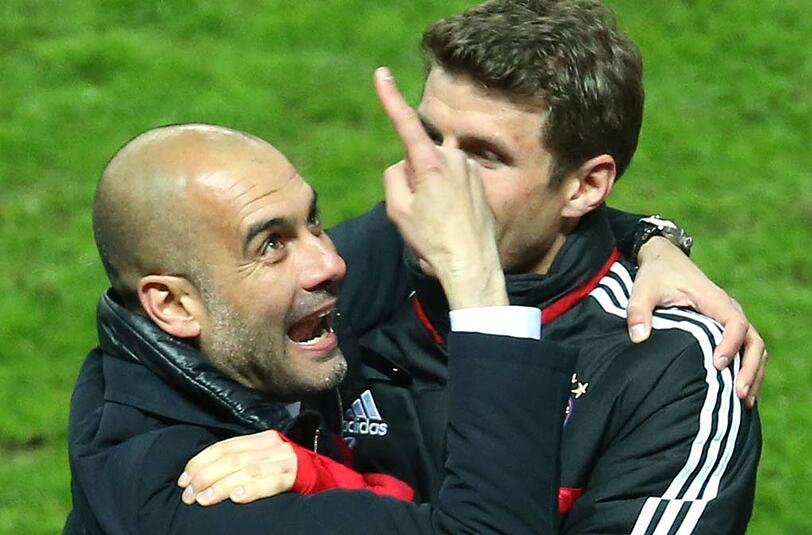Es geht noch weiter nach oben: Pep Guardiola herzt Thomas Müller.