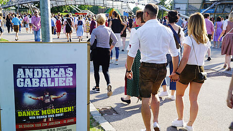 Dirndl, Lederhosn und viele Sonnenbrillen: die Fans auf dem Weg zum Konzert von Andreas Gabalier im Olympiastadion.