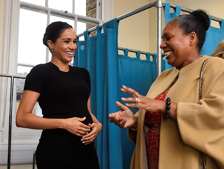 Das Jahr begann positiv für die schwangere Herzogin Meghan: Sie wurde zur Schirmherrin von vier wohltätigen Projekten ernannt, darunter das National Theatre, die Vereinigung der Commonwealth-Universitäten, eine Tierschutzorganisation und eine Einrichtung, die Frauen auf dem Arbeitsmarkt fördert.
