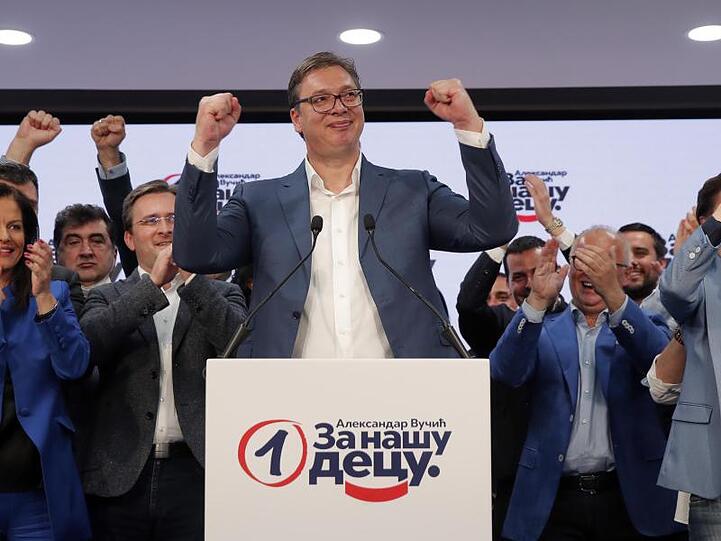 Präsident Aleksandar Vucic feiert im Hauptquartier der Serbischen Fortschrittspartei (SNS) den Sieg seiner Partei.
