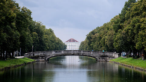 Im Bereich des Nymphenburger Schlosskanals wurden die beiden 14-Jährigen überfallen. (Archivbild)