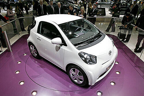 Kaum zu glauben: Der Toyota iQ bietet Platz für drei Erwachsene und ein Kind.