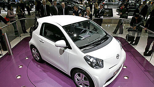 Kaum zu glauben: Der Toyota iQ bietet Platz für drei Erwachsene und ein Kind. Kaum zu glauben: Der Toyota iQ bietet Platz für drei Erwachsene und ein Kind.