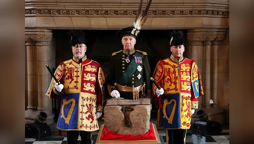 König Charles III.: Schottischer Krönungsstein unterwegs nach London ...