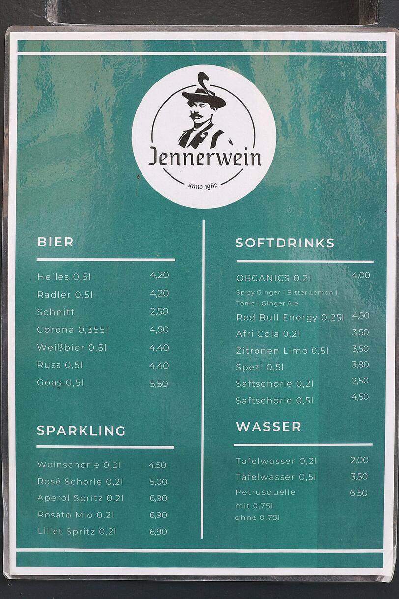 An der Tür hängt noch immer die Speisekarte. Ein Bier kostete hier vor der Schließung noch 4,20 Euro. Ob es bei einer Wiederöffnung bei dem Preis bleibt? Wohl eher nicht. An der Tür hängt noch immer die Speisekarte. Ein Bier kostete hier vor der Schließung noch 4,20 Euro. Ob es bei einer Wiederöffnung bei dem Preis bleibt? Wohl eher nicht.
