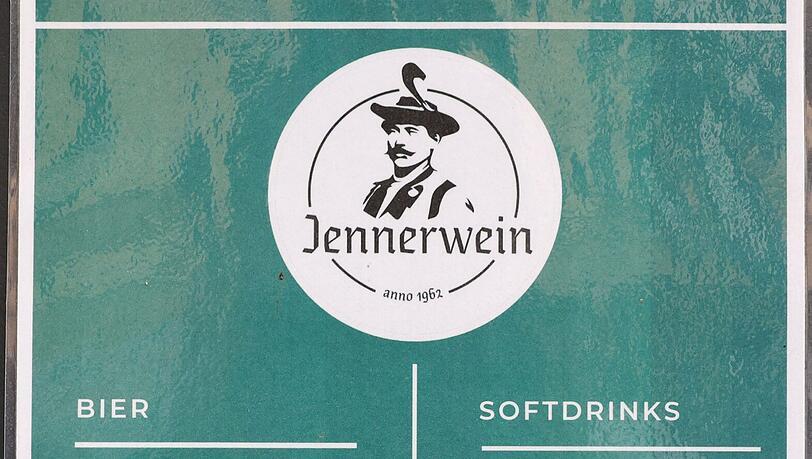 An der Tür hängt noch immer die Speisekarte. Ein Bier kostete hier vor der Schließung noch 4,20 Euro. Ob es bei einer Wiederöffnung bei dem Preis bleibt? Wohl eher nicht. An der Tür hängt noch immer die Speisekarte. Ein Bier kostete hier vor der Schließung noch 4,20 Euro. Ob es bei einer Wiederöffnung bei dem Preis bleibt? Wohl eher nicht.