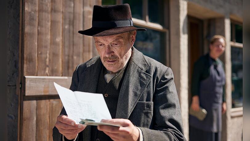 "Sturm kommt auf": Julius Kraus (Josef Hader) erhält einen Brief von seinem Sohn aus Amerika.