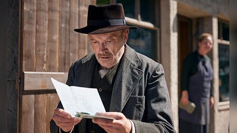 "Sturm kommt auf": Julius Kraus (Josef Hader) erhält einen Brief von seinem Sohn aus Amerika.