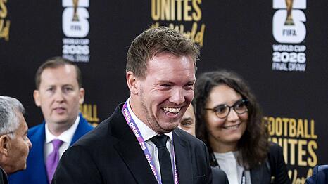 Julian Nagelsmann lacht auf seinem Weg zur Auslosung.