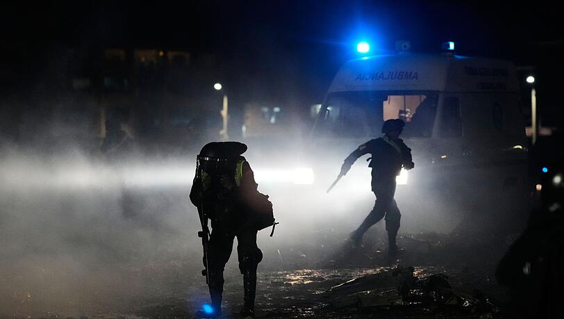 Am Ungl&uuml;cksort kommt es zu Pl&uuml;nderungsversuchen.