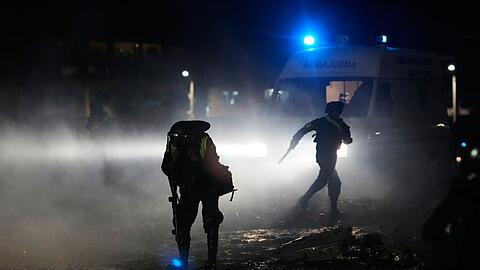 Am Ungl&uuml;cksort kommt es zu Pl&uuml;nderungsversuchen.