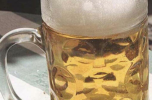Mit einem Maßkrug schlug in Coburg ein eifersüchtiger Mann seinen Konkurrenten nieder (Symbolbild)