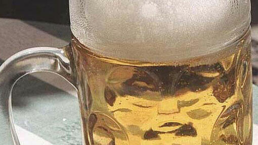 Mit einem Maßkrug schlug in Coburg ein eifersüchtiger Mann seinen Konkurrenten nieder (Symbolbild)