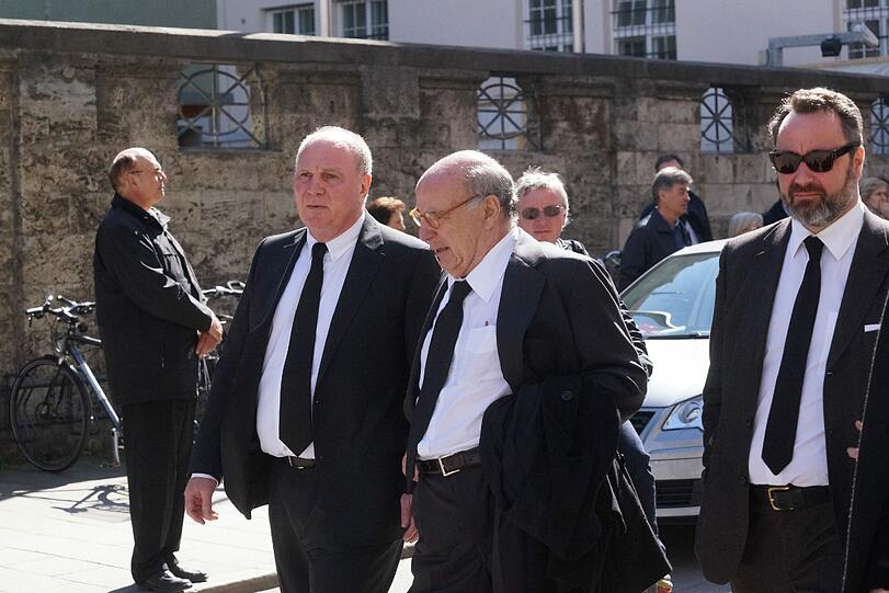 Uli Hoeneß mit Roland Kuffler und dessen Sohn Stephan bei der Trauerfeier für den Augustiner-Chef.