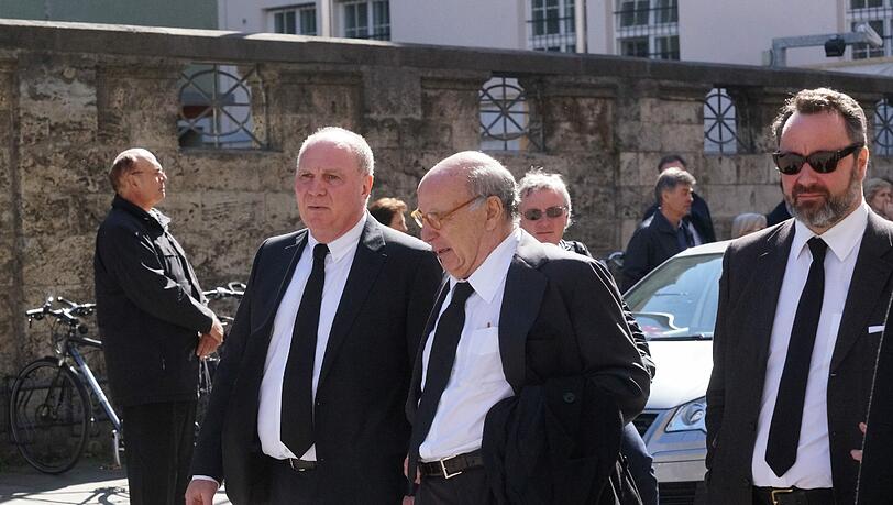 Uli Hoeneß mit Roland Kuffler und dessen Sohn Stephan bei der Trauerfeier für den Augustiner-Chef. Uli Hoeneß mit Roland Kuffler und dessen Sohn Stephan bei der Trauerfeier für den Augustiner-Chef.