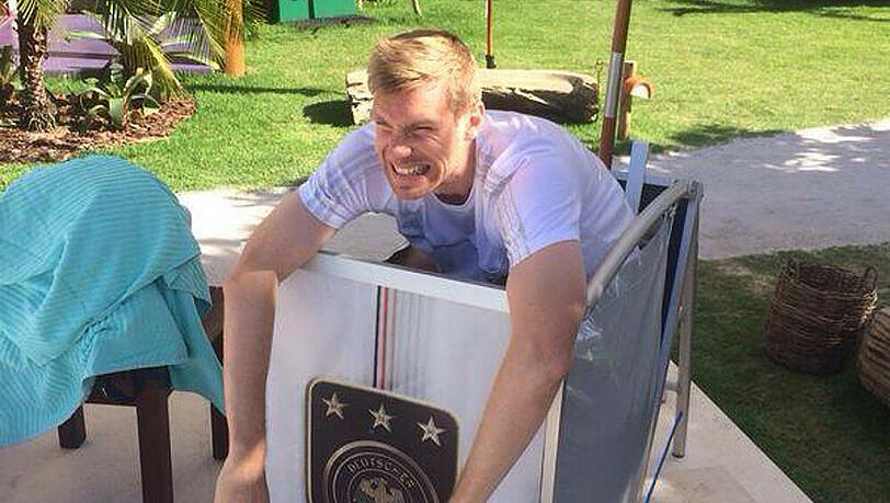 Per Mertesacker "genießt" ein kühles Bad
