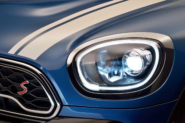 Neuer Augenaufschlag: Das Tagfahrlicht ist als umlaufender Ring ausgelegt.