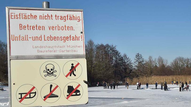 Spaziergänge über die bayerischen Gewässer - wie hier am Ostpark - bleiben vorerst eine riskante Angelegenheit.