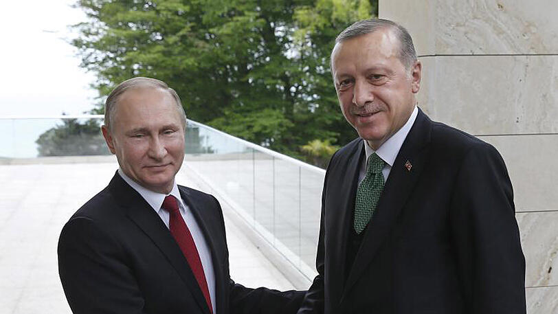 Der russische Präsident Wladimir Putin (l) und der türkische Präsident Recep Tayyip Erdogan in Sotschi.