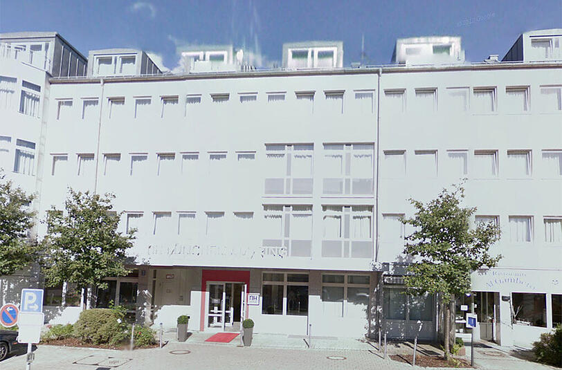 Das NH Hotel in Ramersdorf. Hier hat Montagnacht ein Kleinbus der Bundeswehr gebrannt.