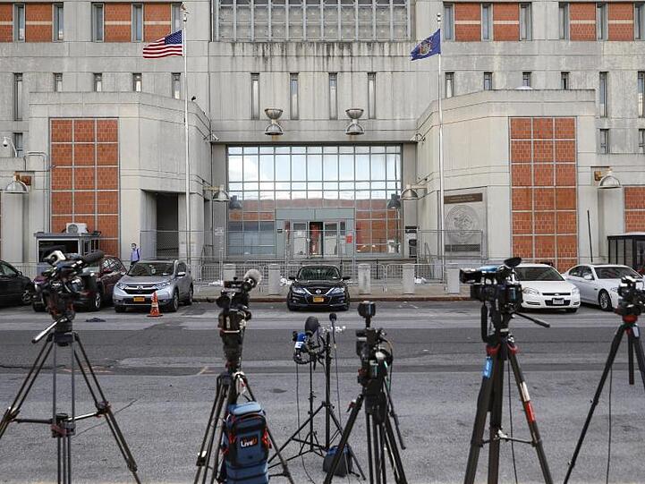 Kameras stehen vor dem Haupteingang des Metropolitan Detention Center in Brooklyn, in dem Ghislaine Maxwell inhaftiert ist.