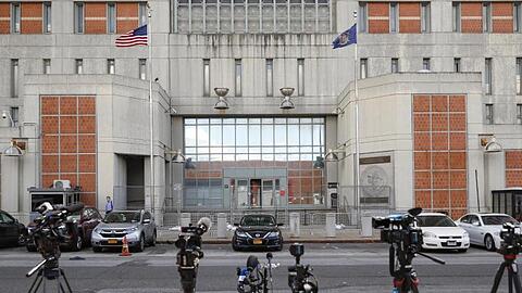 Kameras stehen vor dem Haupteingang des Metropolitan Detention Center in Brooklyn, in dem Ghislaine Maxwell inhaftiert ist.