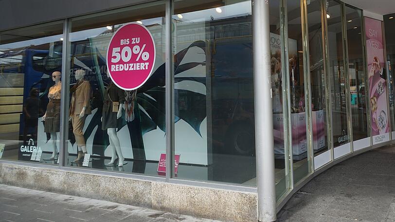 Im Kaufhof am Karlsplatz sind die Preise zwar schon reduziert, aber nicht wegen der drohenden Schließung, sondern wegen Schlussverkaufs.