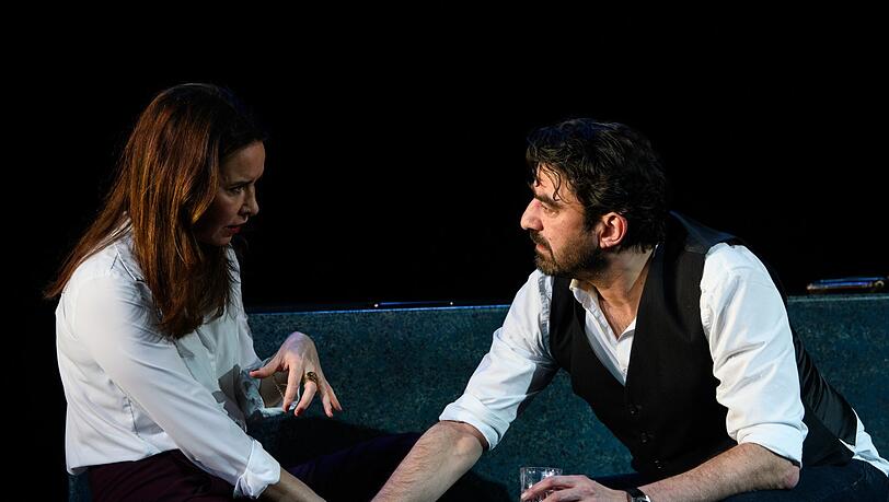 Katharina Müller-Elmau und Michele Cuciuffo in "Die Wahrheiten".
