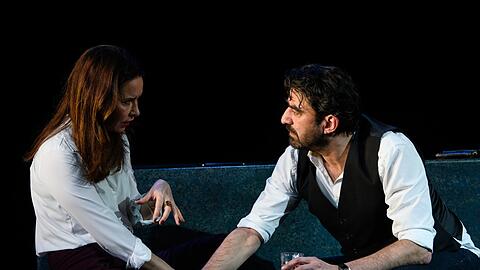 Katharina Müller-Elmau und Michele Cuciuffo in "Die Wahrheiten".