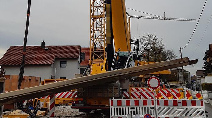 Eine zehn Meter lange Spundwand hatte sich beim Anheben vom Haken gelöst und war auf dem Führerhaus des Krans gelandet.