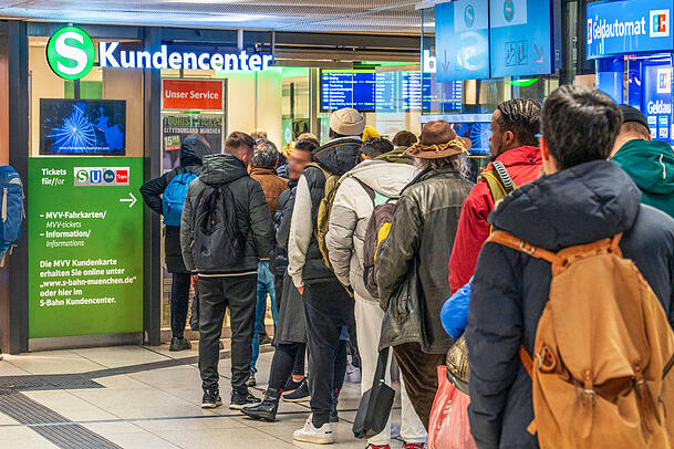 Das S-Bahn-Kundencenter am Hauptbahnhof. Hier hat Reinhard sein Deutschlandticket gekauft und bekam dafür eine MVV-Chipkarte. (Archivbild)