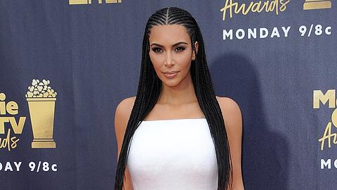 Kim Kardashian zieht einen Vergleich zu Armenien. Ihre Vorfahren väterlicherseits stammen aus dem Land. Sie ließ sich und ihre Kinder dort vor vier Jahren taufen.